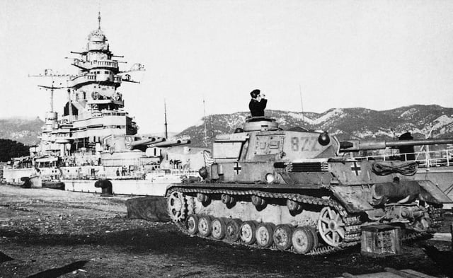 Немецкие танки у затопленного линкора «Strasbourg». Ноябрь 1942 г. 