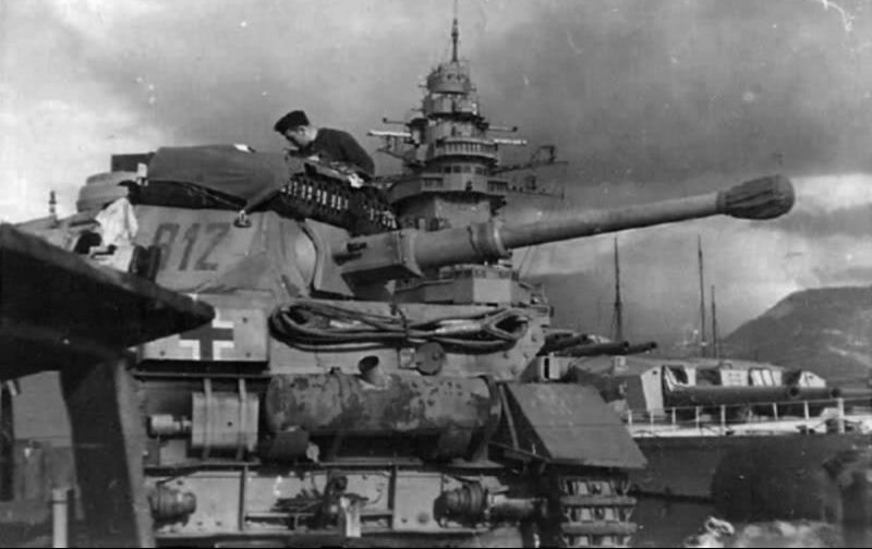 Немецкие танки у затопленного линкора «Strasbourg». Ноябрь 1942 г. 