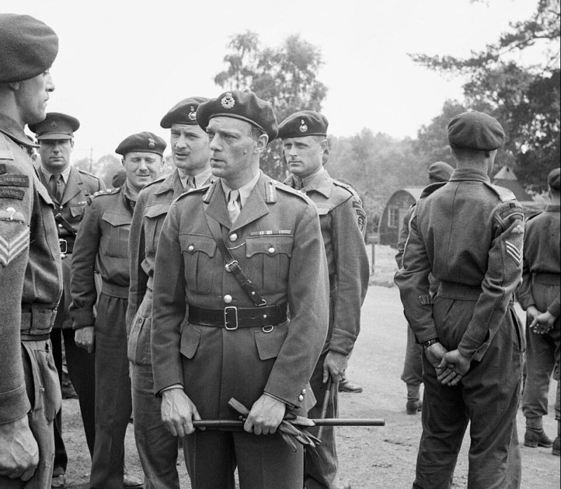 Генерал-майор Роберт Лейкок инспектирует коммандос Королевской морской пехоты незадолго до высадки в Нормандии, 1944 г.