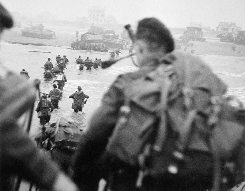 Армейские коммандос высаживаются на пляжах Нормандии. 6 июня 1944 г.