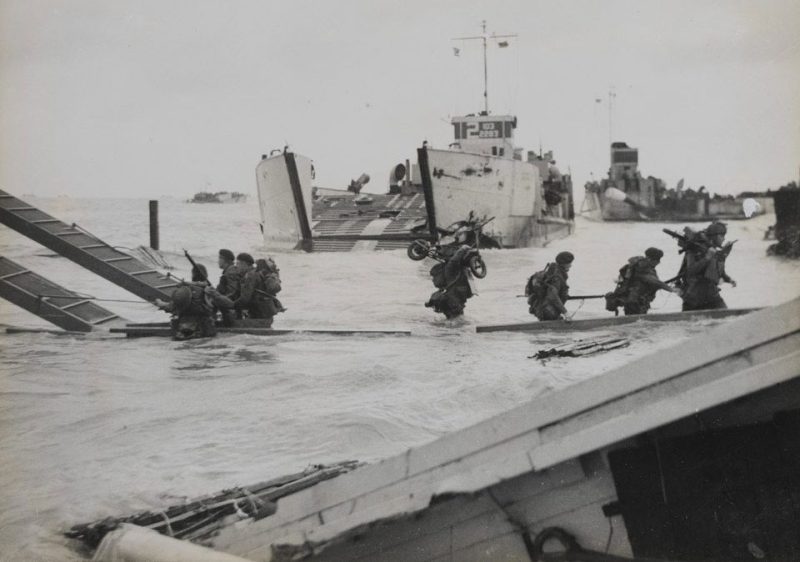 Армейские коммандос высаживаются на пляжах Нормандии. 6 июня 1944 г.