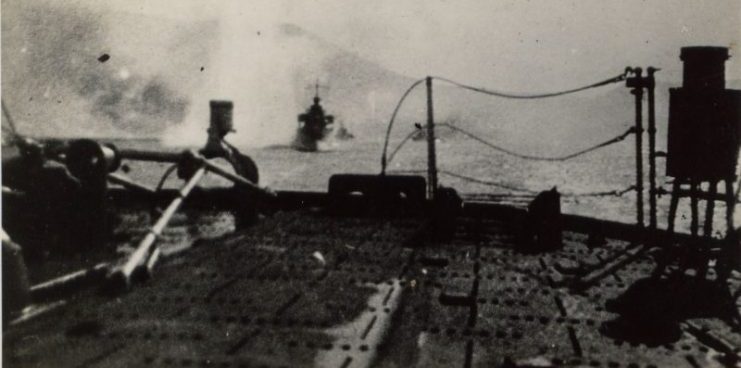 Выход под огнем эскадры в Мерс-эль-Кебире 3 июля 1940 года.
