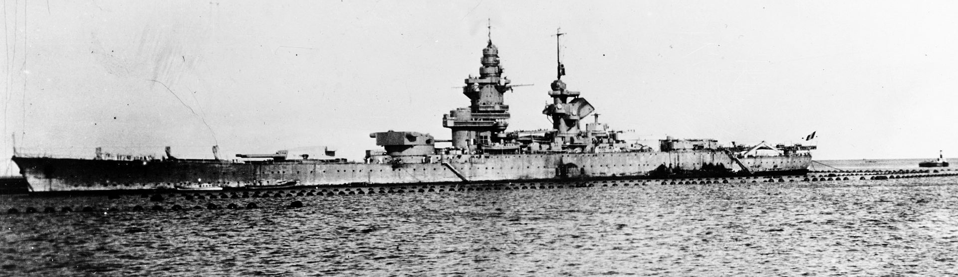 Линкор «Ришелье» в Дакаре во Французской Западной Африке 25 июля 1940 года.