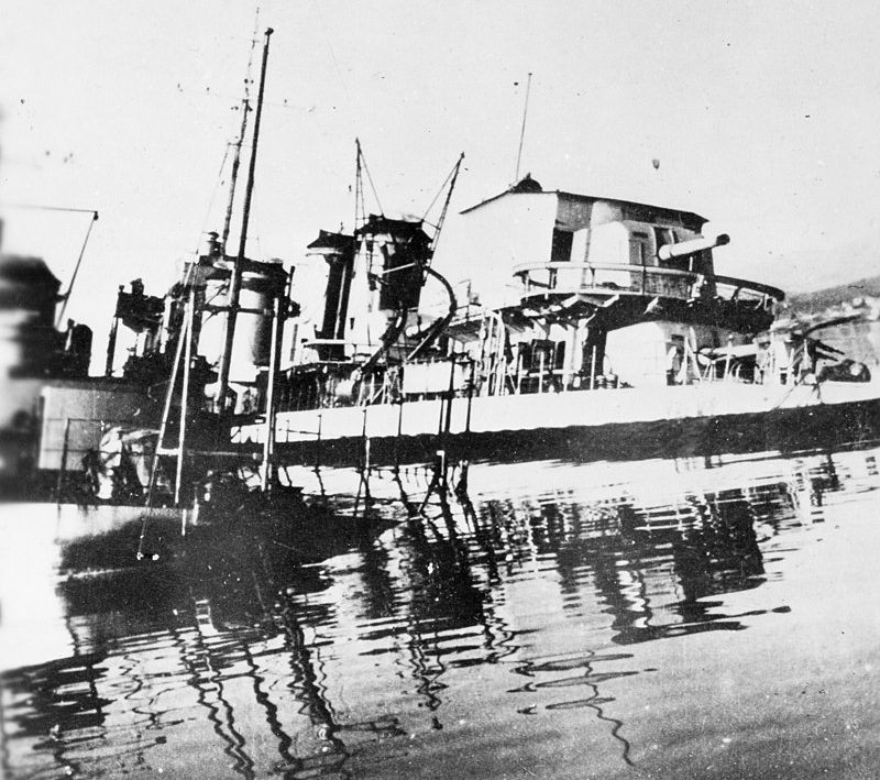 Эсминец «Вальми» (справа) затонул на верфи в Ла-Сене в декабре 1942 г.