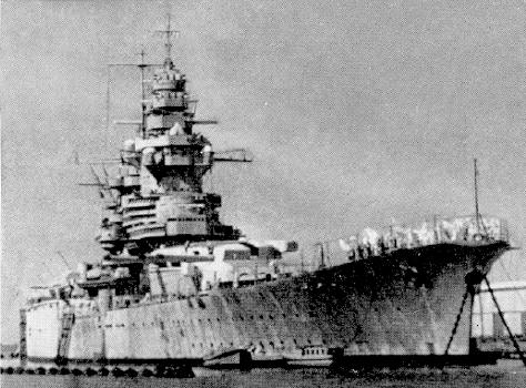 Линкор «Ришелье» в Дакаре во Французской Западной Африке 25 июля 1940 года.