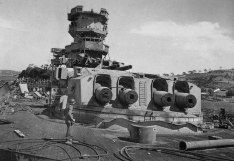Американский солдат на палубе линкора «Страсбург». 1944 г.