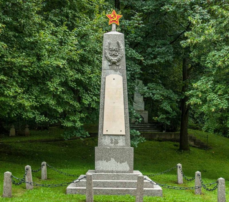 Гредиг. Братская и индивидуальные могилы на лагерном кладбище.