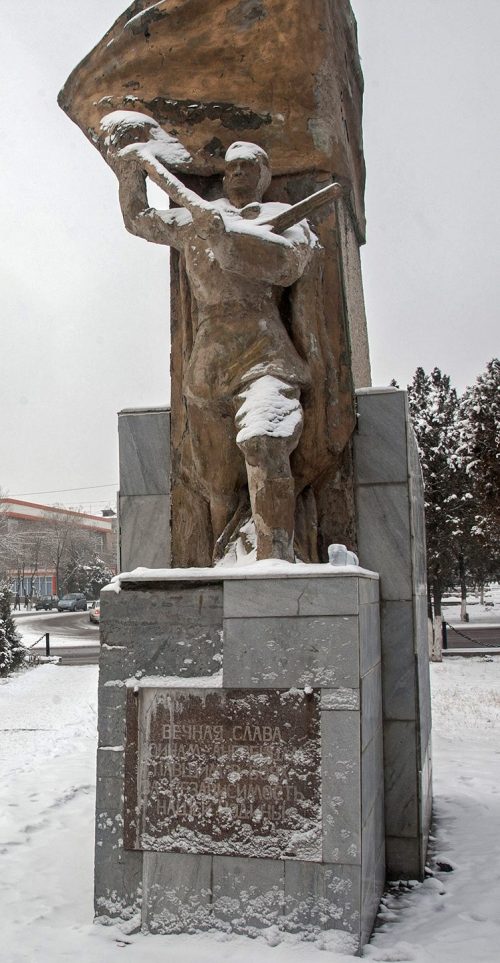 г. Ангрен. Снесенный памятник советским воинам.