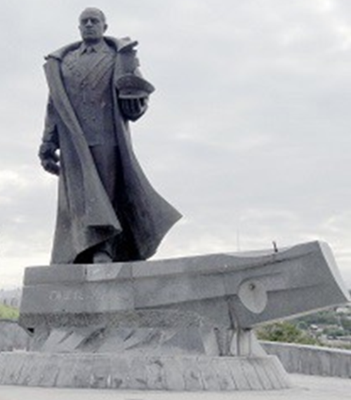 г. Ереван. Памятник адмиралу Ивану Исакову, руководившему осенью 1942 году действиями сил Черноморского флота в битве за Кавказ.