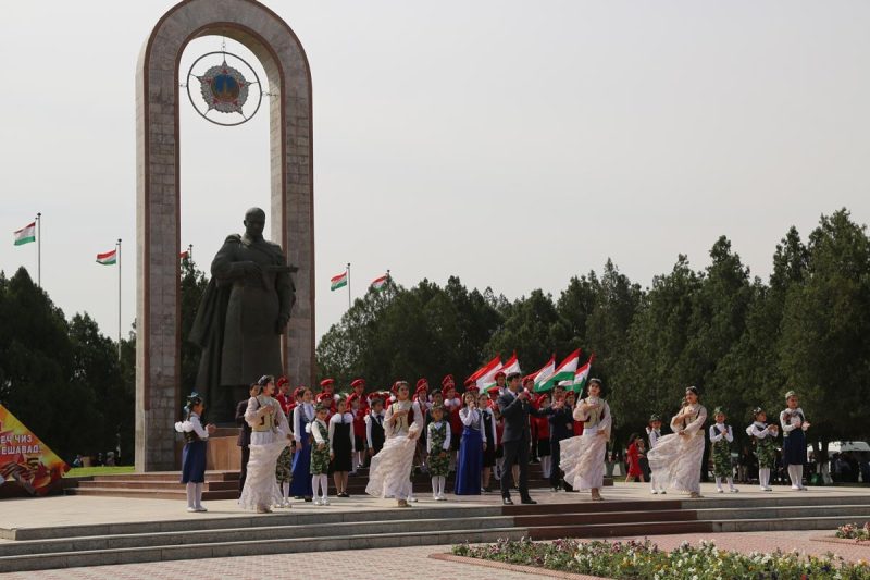 г. Бободжон Гафуров. Мемориал, посвященный памяти погибших воинов в годы войны.