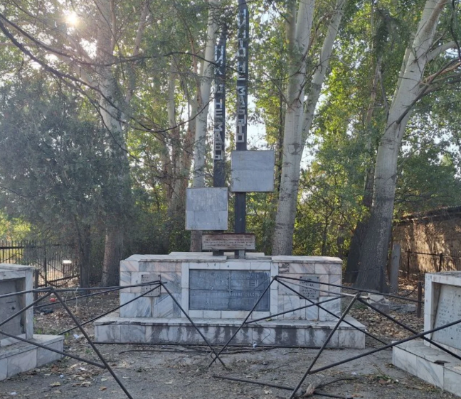 с. Благовещенка Сузанского района Джалал-Абадской области. Памятник погибшим односельчанам. 