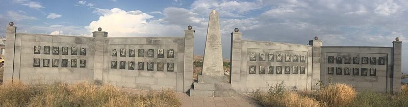 с. Ашнак. Мемориал погибшим землякам.