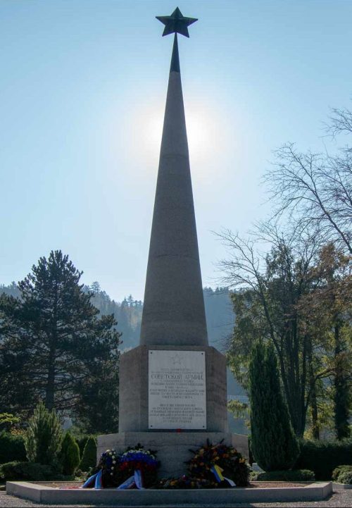 Инсбрук-Амрс. Воинское кладбище, где захоронен 141 советский воин.