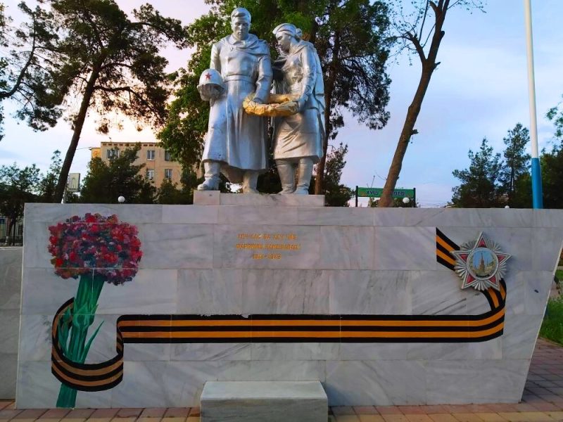 г. Бохтар. Памятник павшим воинам в годы войны в городском парке.