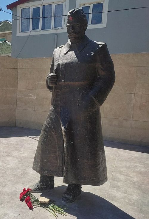 п. Ахмедли. Памятник землякам, павшим в годы войны.
