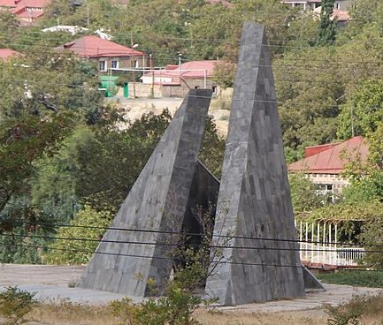 с. Аштарак. Памятник землякам-участникам Второй мировой войны.