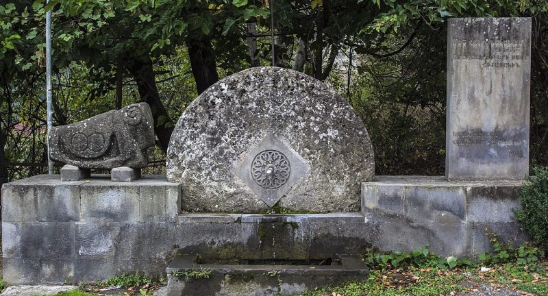 с. Араджадзор. Памятник погибшим землякам.