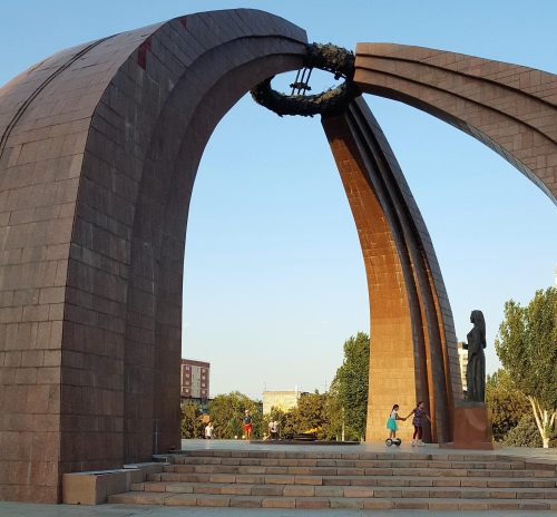 г. Бишкек. Площадь Победы, открытая к 40-й годовщине победы во Второй мировой войне.