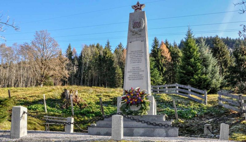 Капрун. Захоронение советских воинов.