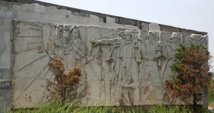 г. Бука. Стела советским воинам.