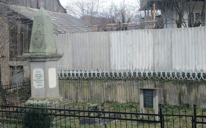 с. Араджадзор. Памятник погибшим землякам.