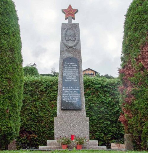 Санкт Йохан-Им-Понгау. Братская могила на городском кладбище.