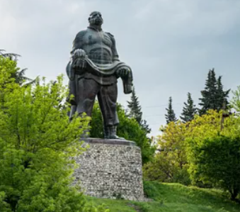 г. Гурджаани. Памятник «Отец солдата».