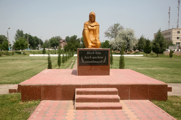 г. Бука. Памятник Скорбящей матери.