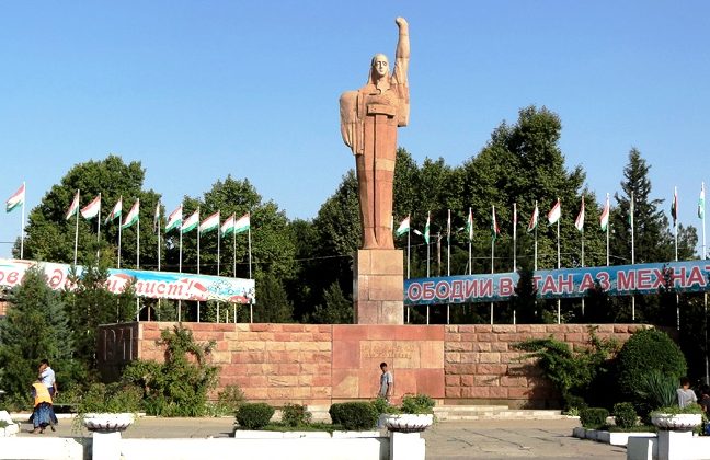 г. Вахдат. Мемориал, посвященный памяти погибших воинов в годы войны.