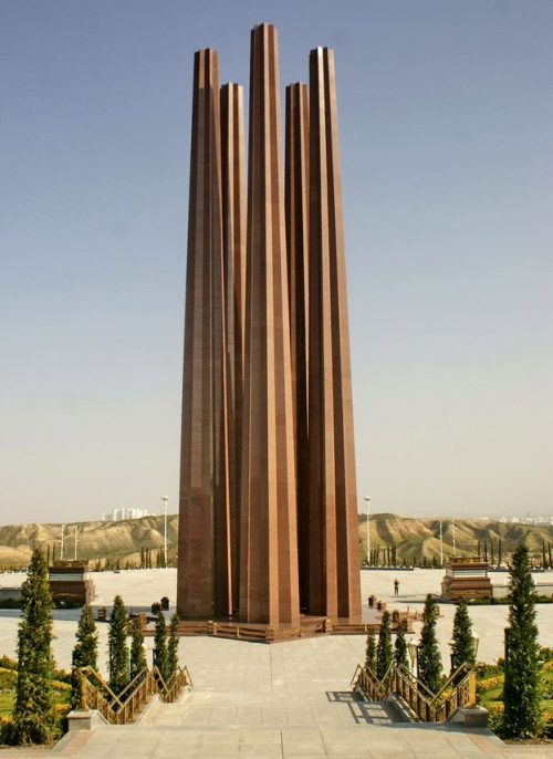 Памятник с вечным огнем в честь, павших в годы войны 1941-1945 годов.