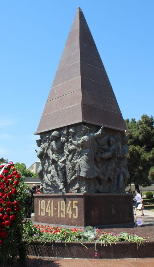 г. Баку. Мемориал «Братская могила», где похоронены 1462 бойца, которые скончались в годы войны в госпиталях Баку.