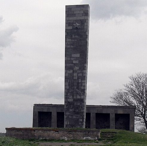 с. Арташен. Обелиск погибшим землякам.