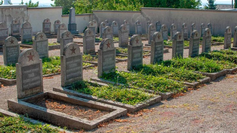 Индивидуальные могилы.