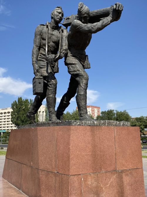 г. Бишкек. Площадь Победы, открытая к 40-й годовщине победы во Второй мировой войне.