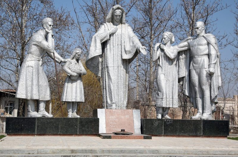 г. Гулистан. Снесенный в 2013 году памятник погибшим землякам.