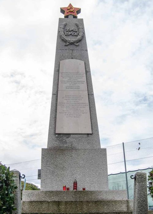 Санкт Йохан-Им-Понгау. Монументы в память о погибших 3598 узниках концлагерей.