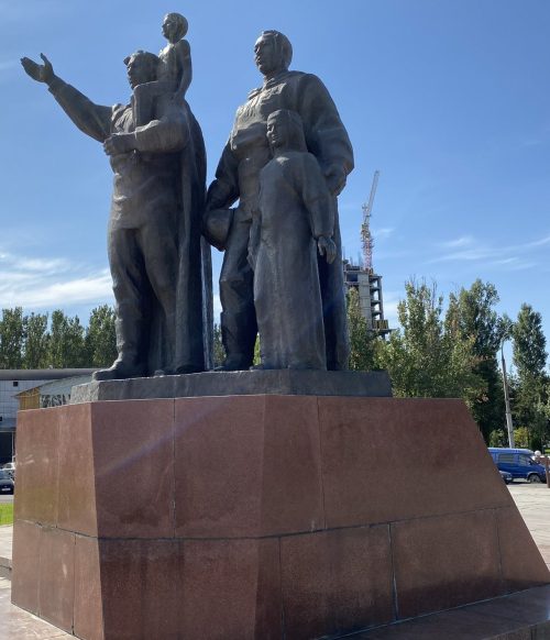 г. Бишкек. Площадь Победы, открытая к 40-й годовщине победы во Второй мировой войне.