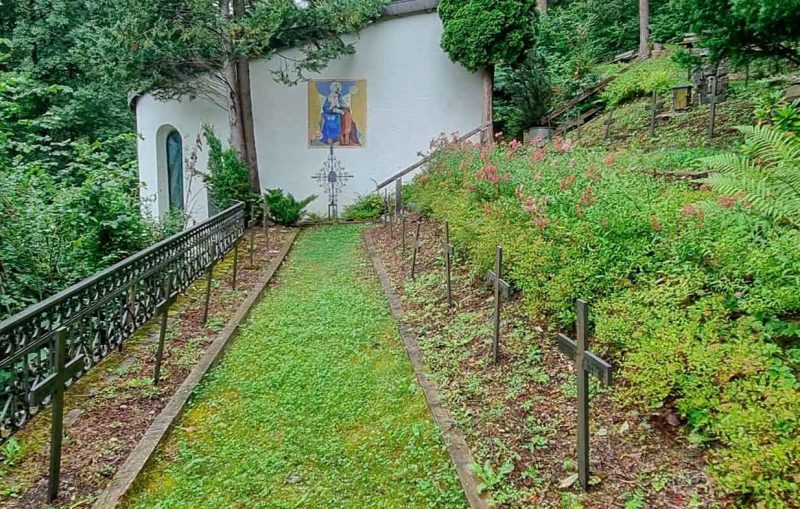 Ландек. Могилы советских граждан на интернациональном воинском участке местного кладбища.