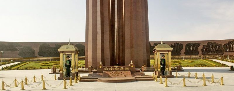 Памятник с вечным огнем в честь, павших в годы войны 1941-1945 годов.
