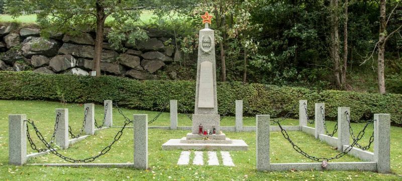 Санкт Йохан-Им-Понгау. Монументы в память о погибших 3598 узниках концлагерей.