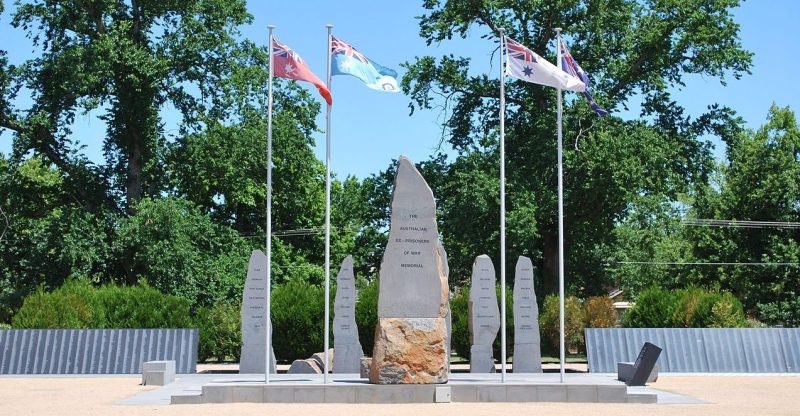 Памятный камень с надписью «Чтобы не забыли».