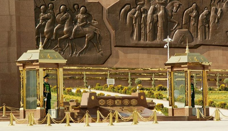 Памятник с вечным огнем в честь, павших в годы войны 1941-1945 годов.