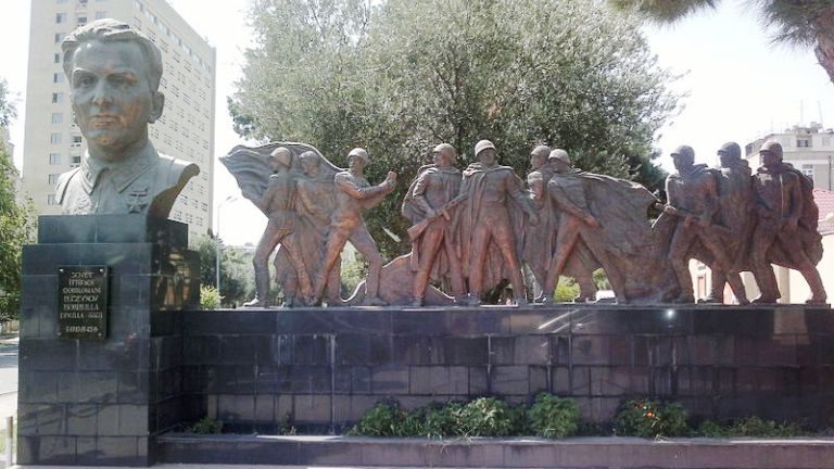 г. Баку Памятник Габибулле Гусейнову - командиру 67-й зенитно-артиллерийской дивизии.