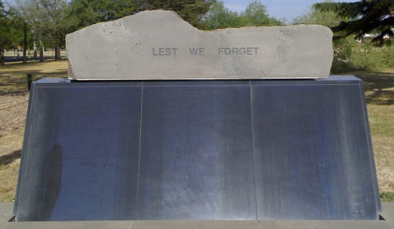 Памятный камень с надписью «Чтобы не забыли».