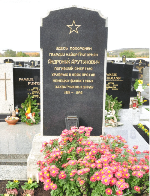 Индивидуальная могила советских воинов.