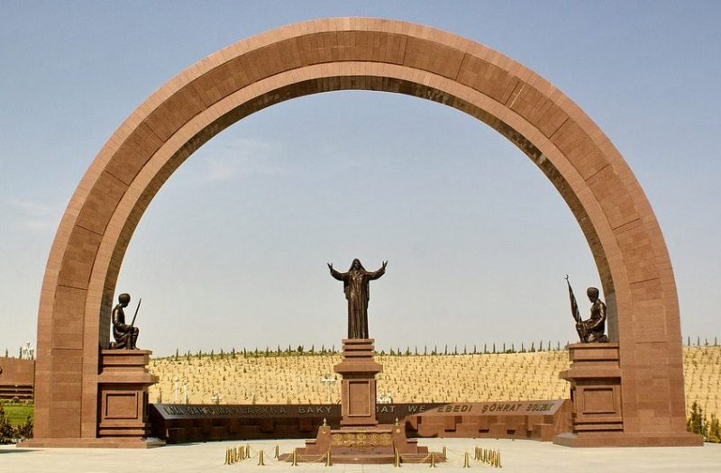 Памятник «Сыны нации» изображает мать и склонивших в поклоне сыновей.