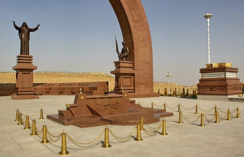 Памятник «Сыны нации» изображает мать и склонивших в поклоне сыновей.