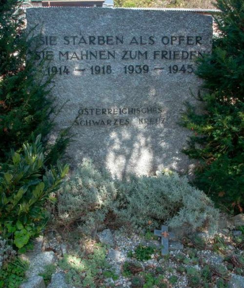 Халь. Могилы советских воинов на интернациональном воинском участке местного кладбища.