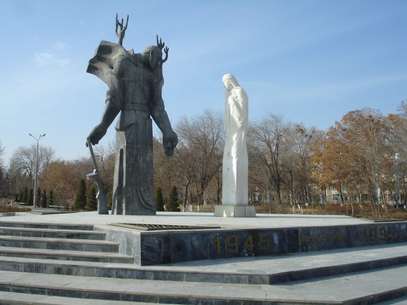 г. Навои. Памятник защитнику Родины.
