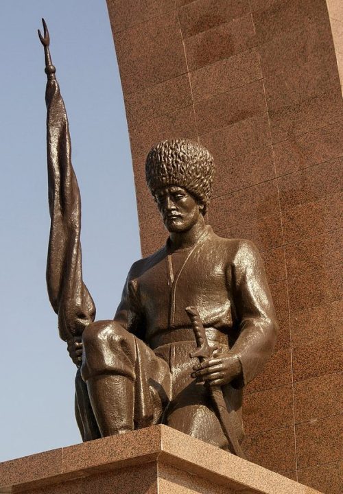Памятник «Сыны нации» изображает мать и склонивших в поклоне сыновей.